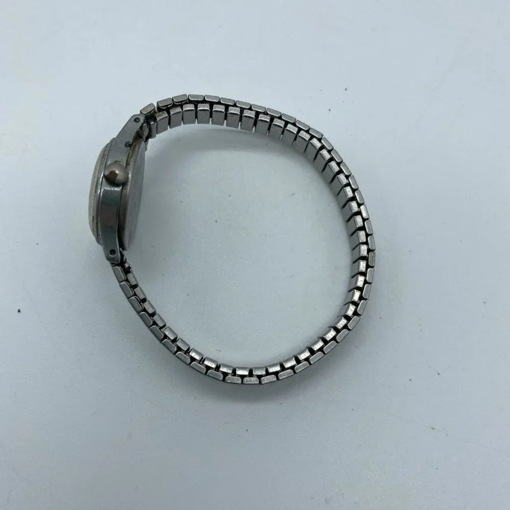 Vintage Women's Timex Q Quartz Silver Tone Bracelet Watch S Cell Water Resistant